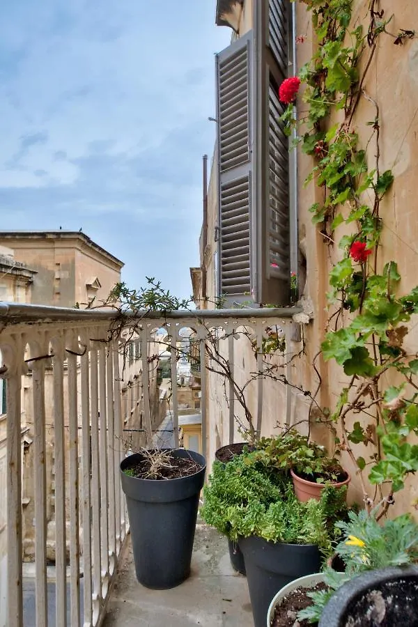 Luxury Duplex Apartment With Balcony, La Valletta